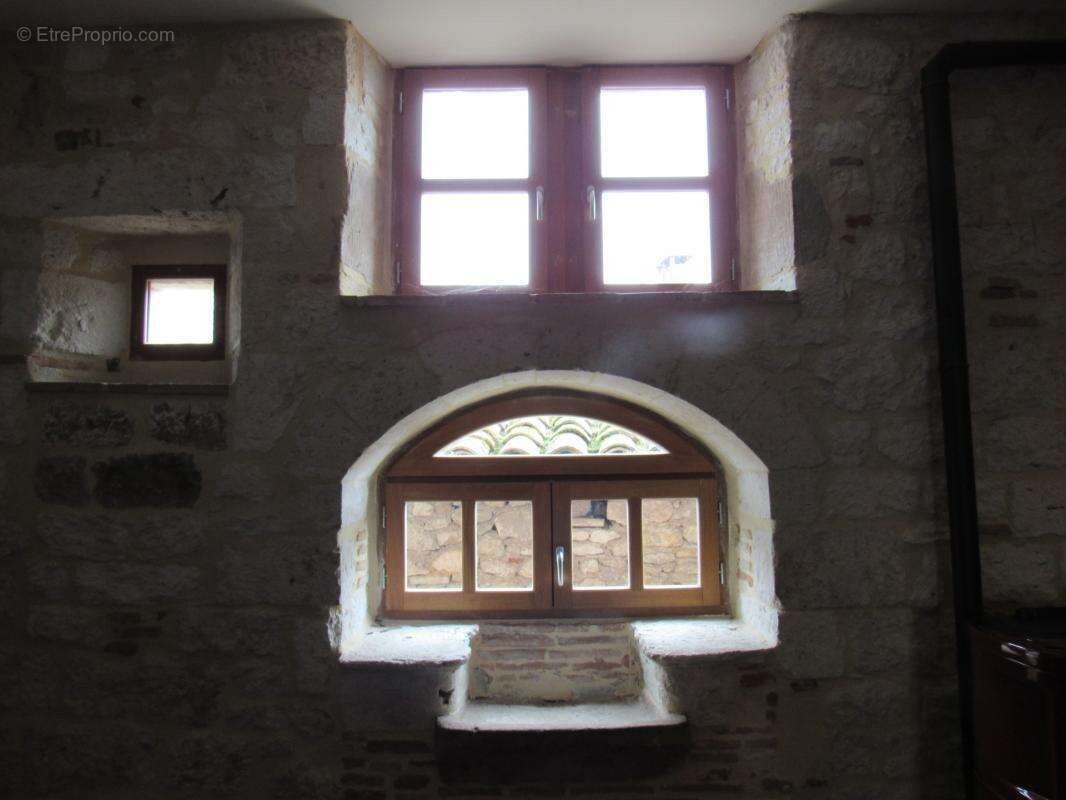 Grande maison medievale  de village entierement renovee dpe en b avec une petite maison qui sert de garage   290000€ - photo 20