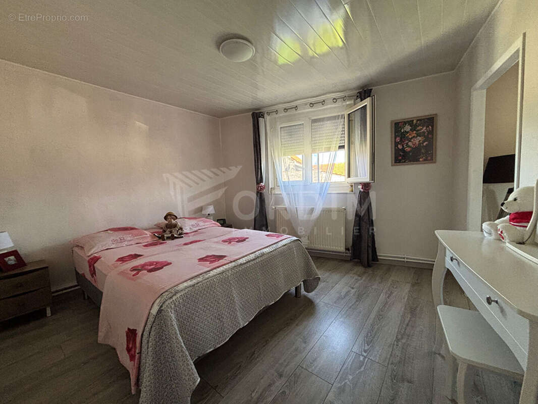 Maison à CRUZY-LE-CHATEL