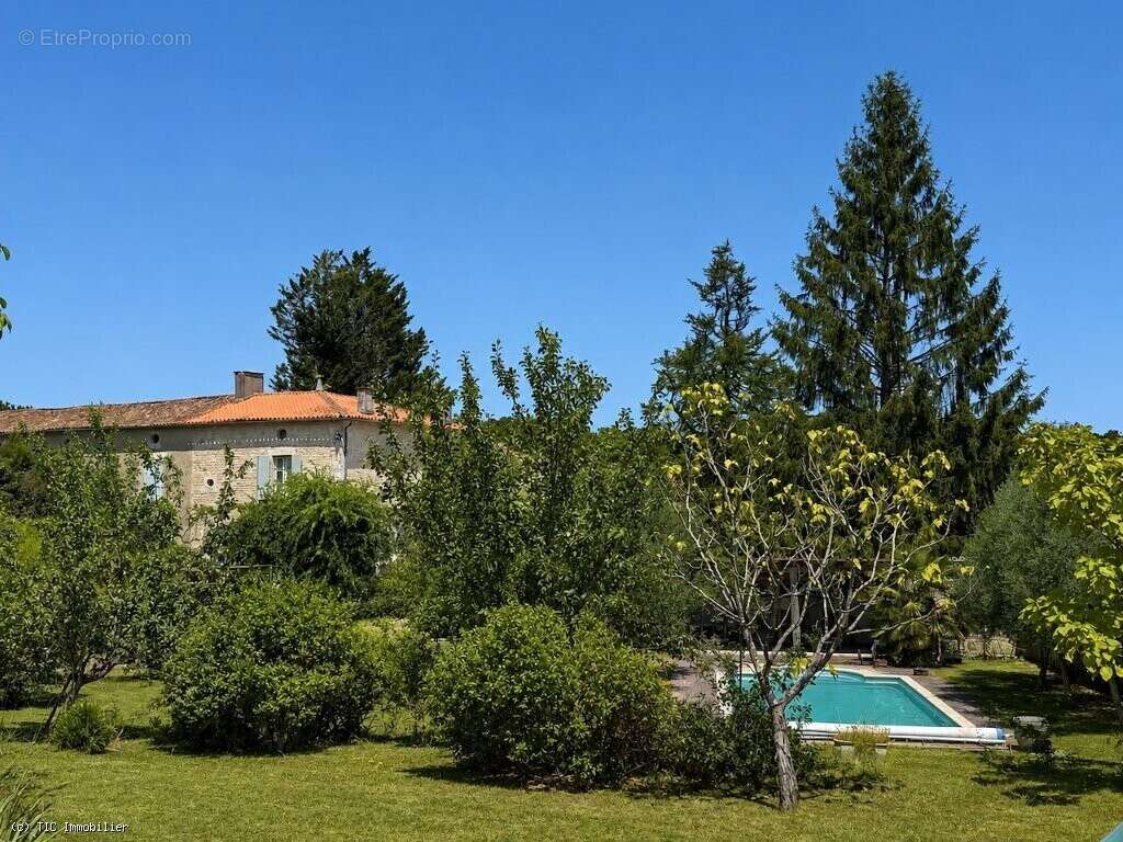 Belle Maison Sur Un Parc de 4843m² Avec Piscine - photo 2