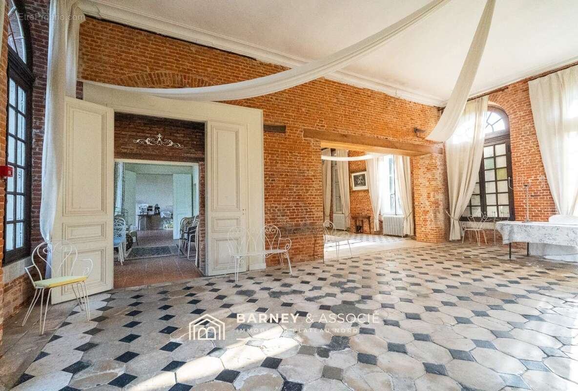 525 m² à Saussay  - photo 4