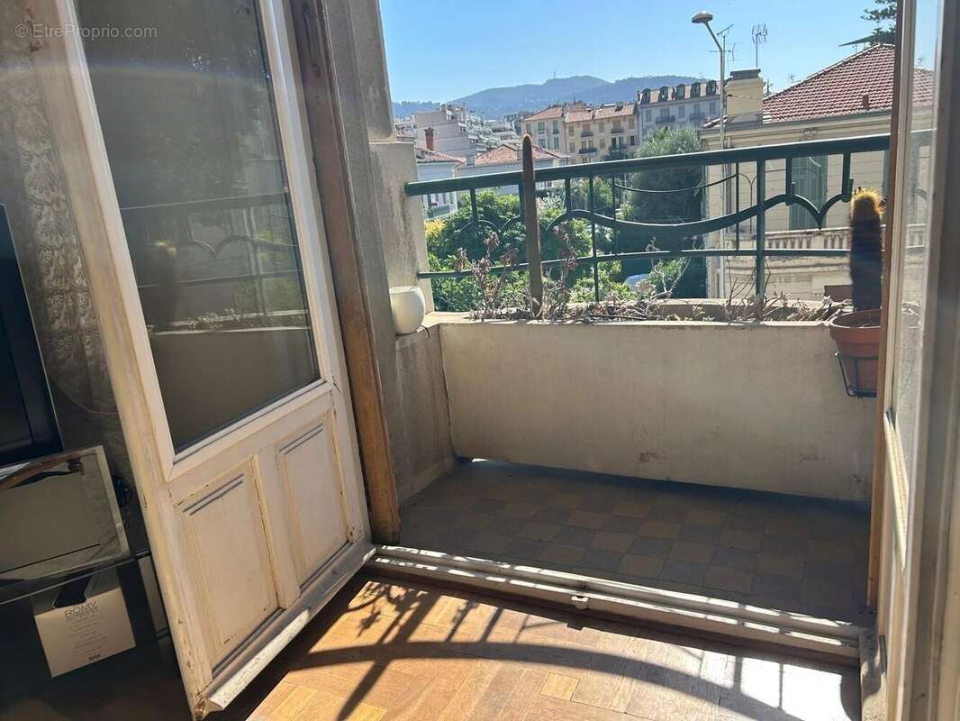 Liberation a 100m de la place - f3 78m² balcons - photo 4