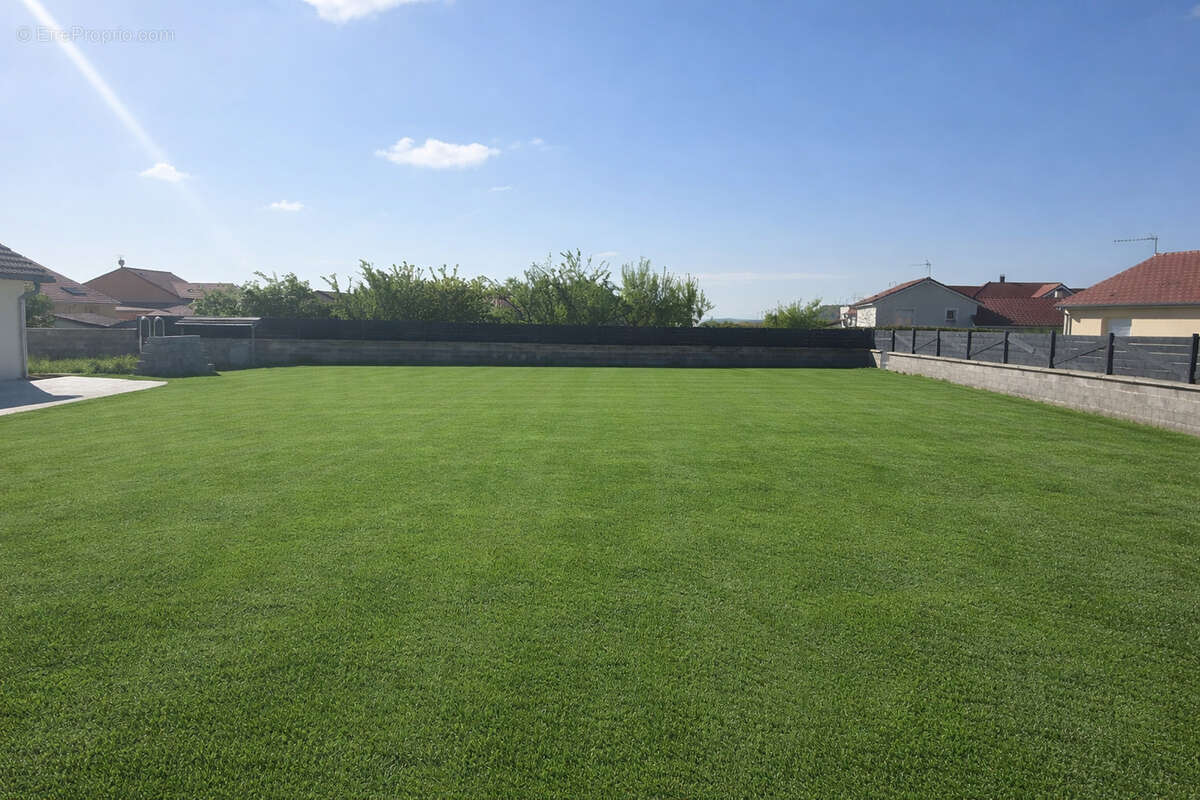 Terrain à VIGNEULLES-LES-HATTONCHATEL