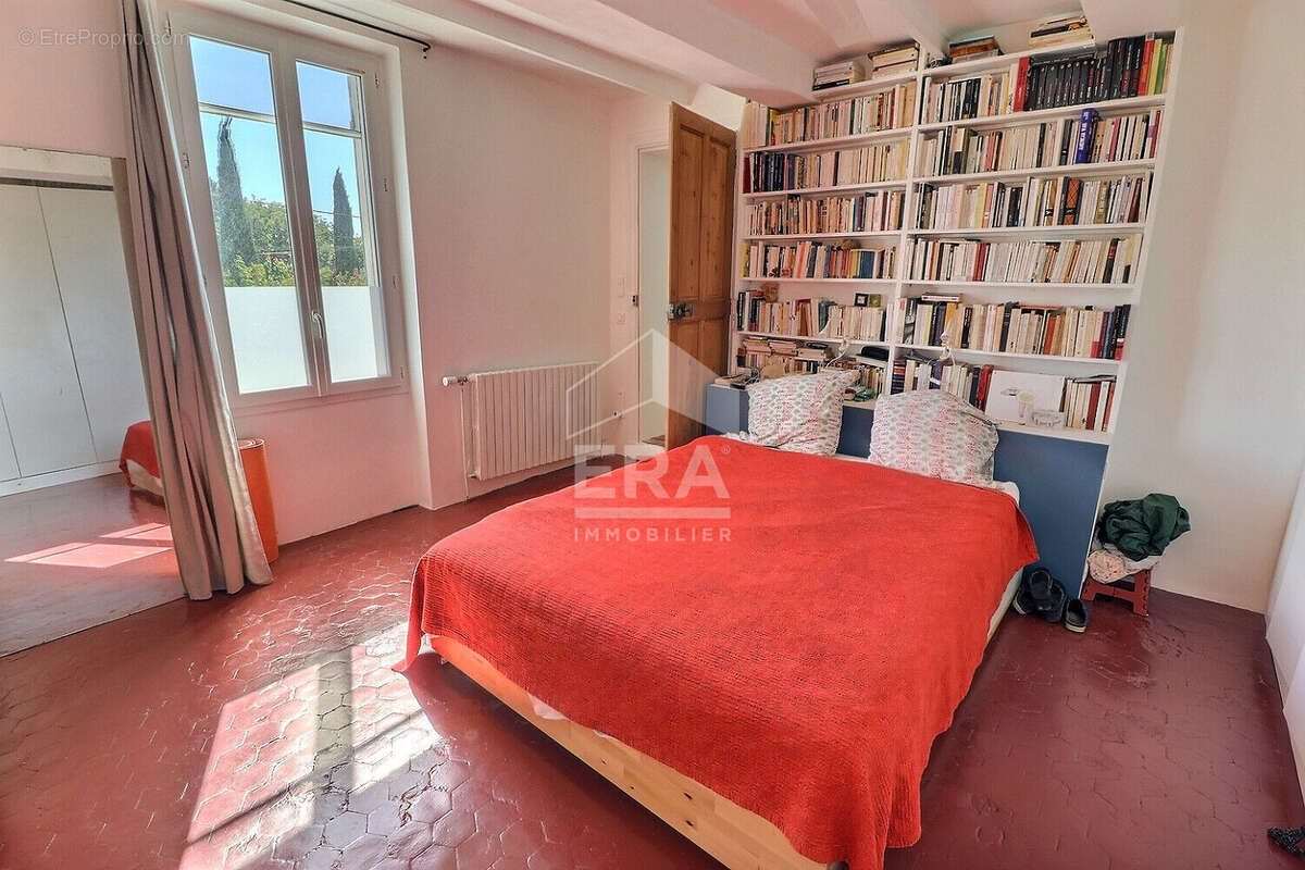 Maison à ENTRAIGUES-SUR-LA-SORGUE