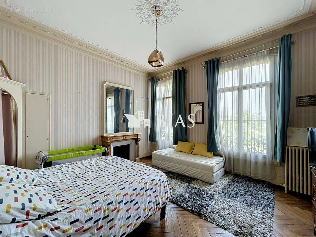 Maison 325 m² à Caudebec-Les-Elbeuf  - photo 9