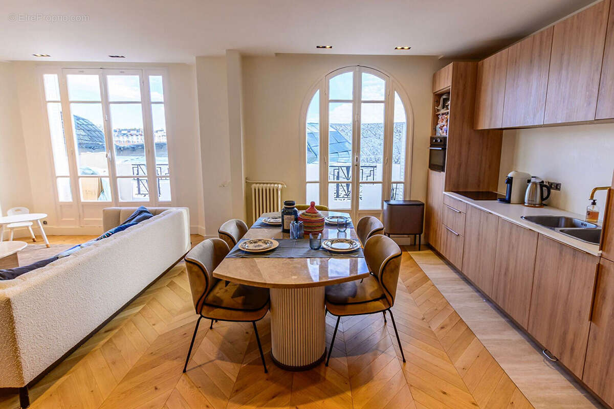 Appartement à PARIS-16E