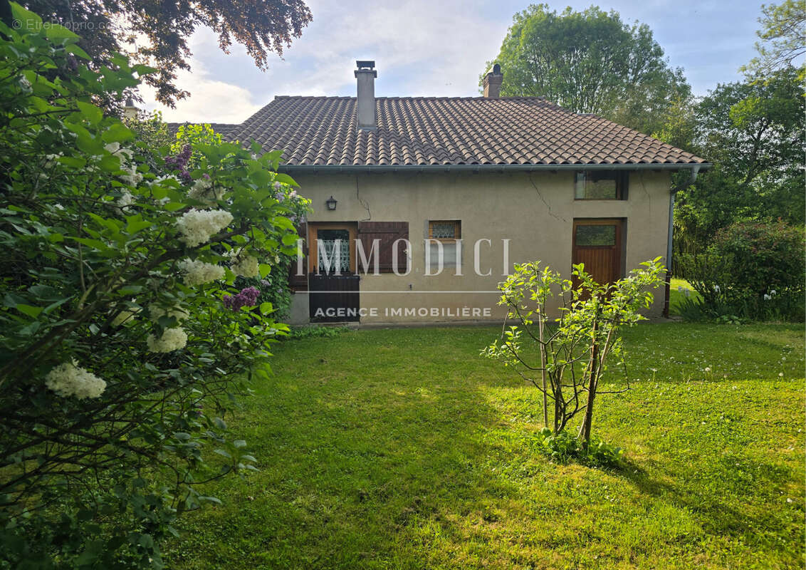 Maison à COURTES