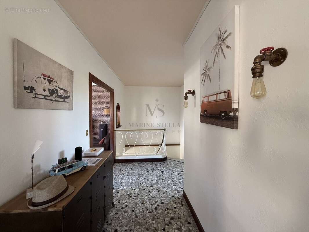 Maison en trois faces sur deux niveaux avec Garage. - photo 13