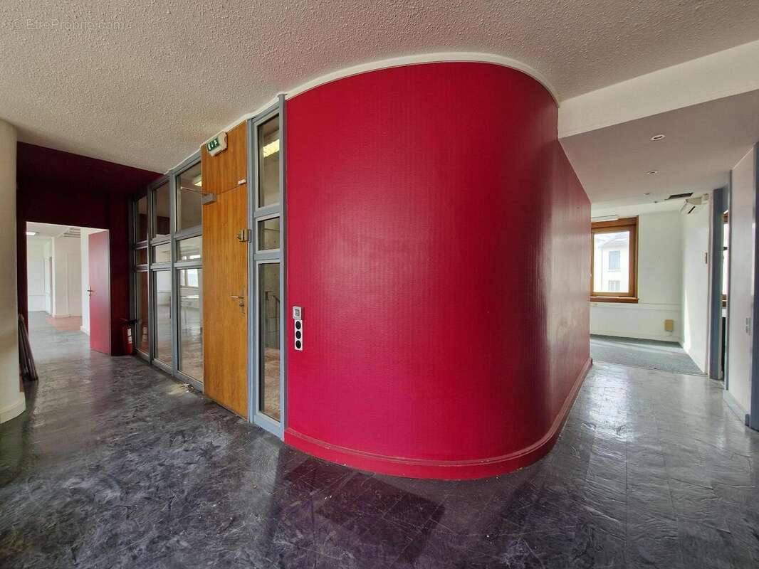   - Commerce à LYON-7E