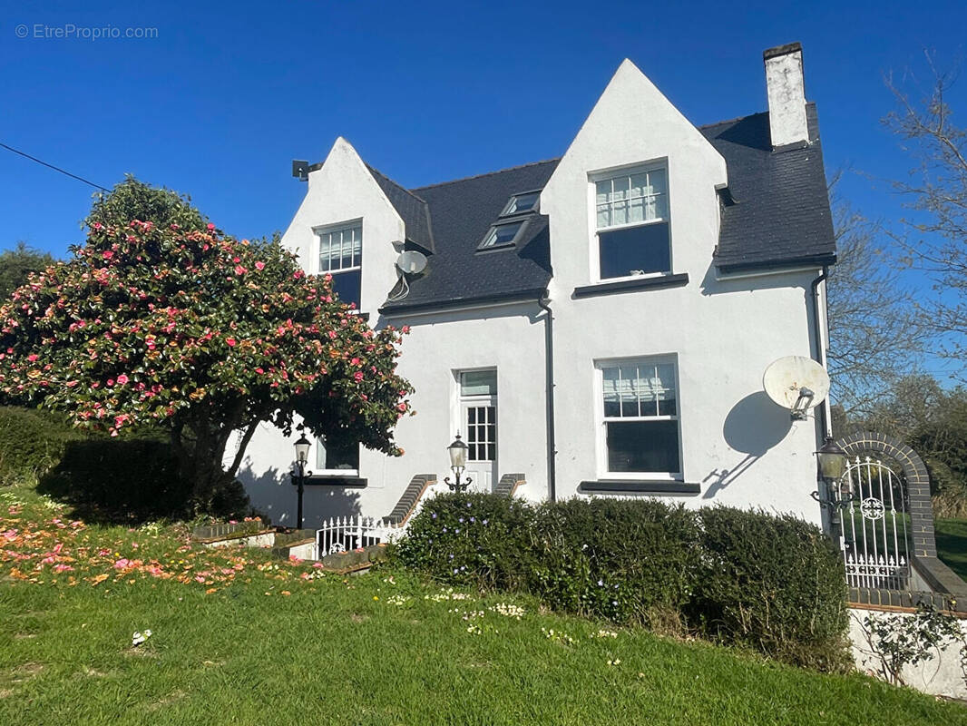 FINISTÈRE: Proche Huelgoat. Belle maison de campagne rénovée avec 3 ch, 2 sdb et jardin. - photo 1