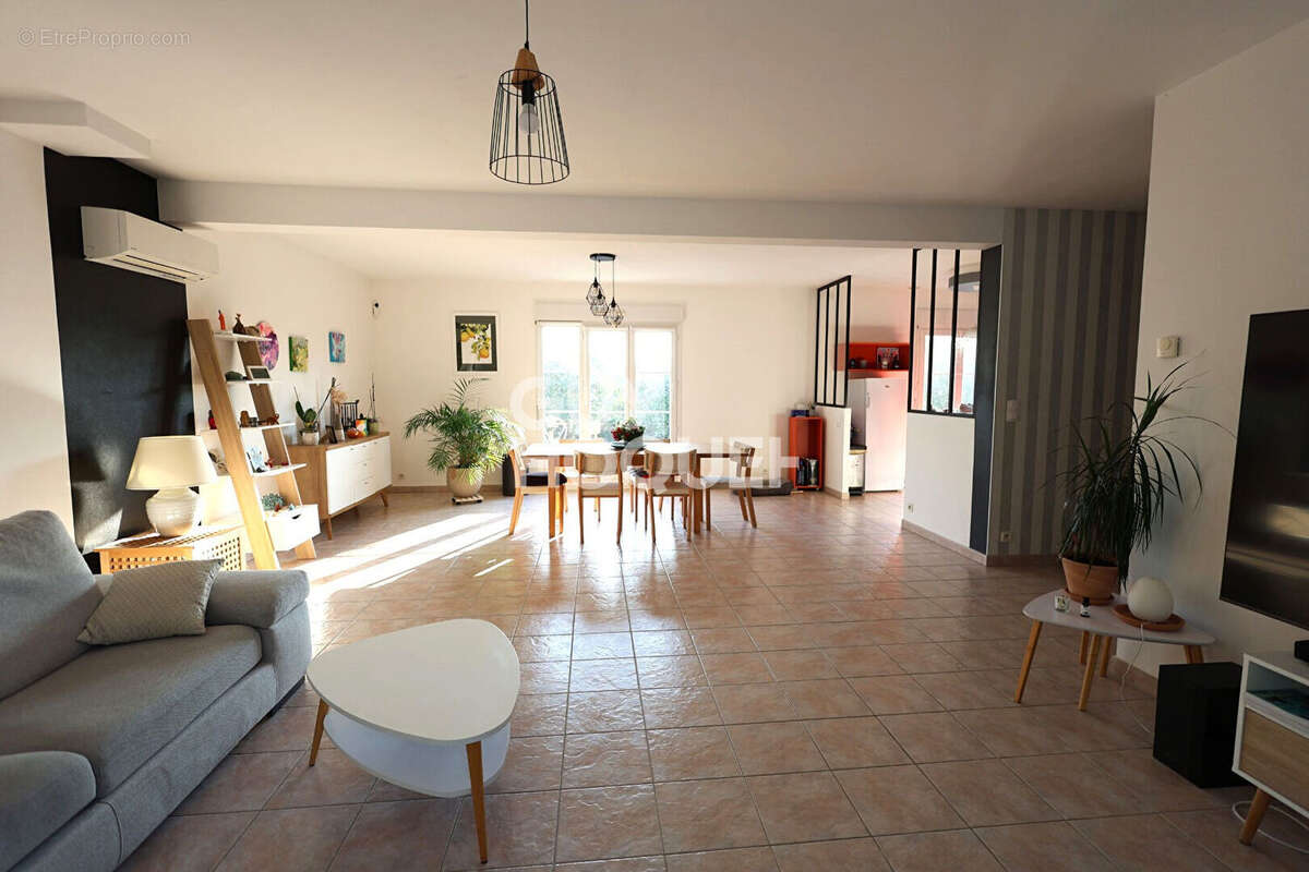 Maison à CHARENTILLY