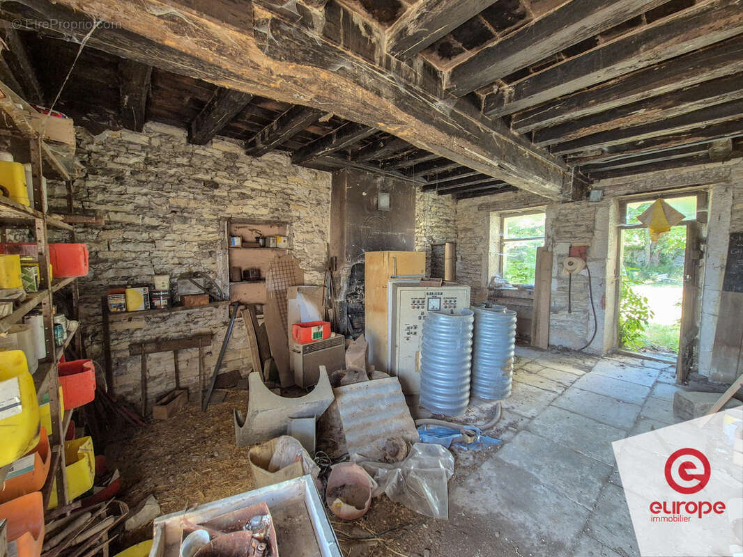 Ancienne ferme avec grange et hangar sur terrain de 4,6ha - photo 3