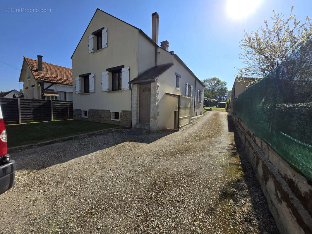 Maison familiale de 178 m2 - Sous-sol total - 3 garages - Terrain clos 880m2 - photo 2