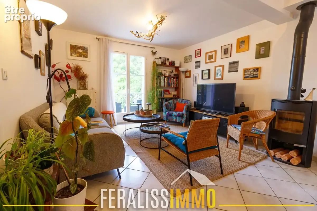 Dans un écrin de verdure, maison familiale édifiée sur sous- - photo 4