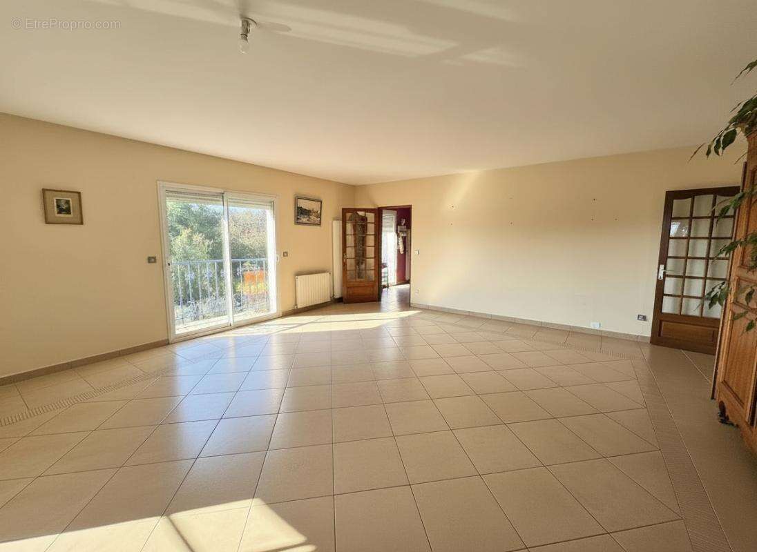 Plassac. Villa contemporaine vue estuaire. 7 pièces dont 5 chambres. Piscine. Double garage - photo 3