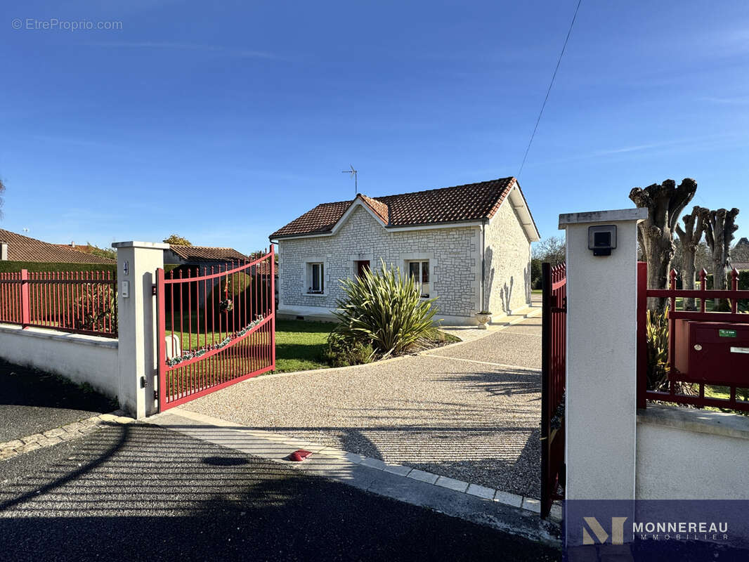 Maison à BARBEZIEUX-SAINT-HILAIRE