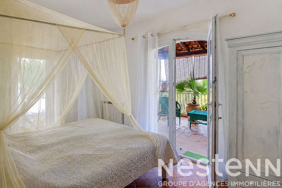 A vendre à Draguignan - Propriété de caractère avec vue panoramique, piscine et beaux volumes - photo 7