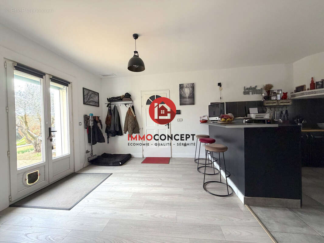 Maison à LAUDUN-L'ARDOISE