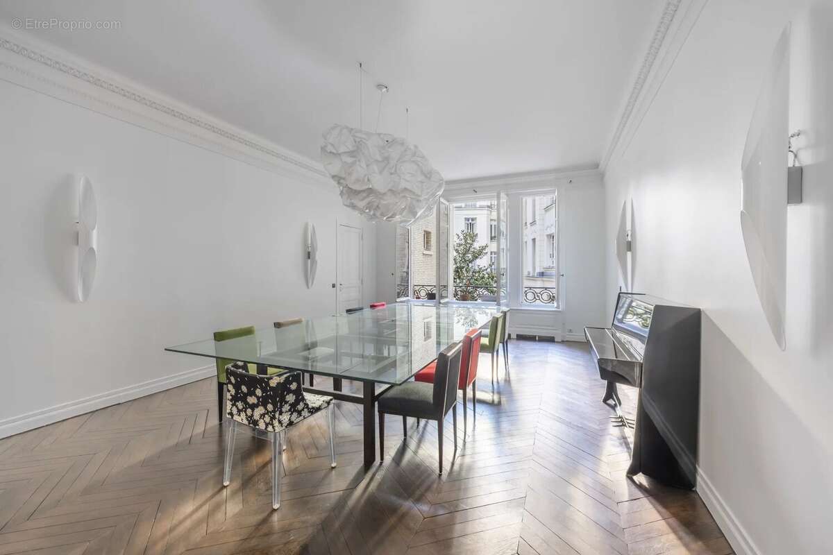 Appartement à PARIS-16E