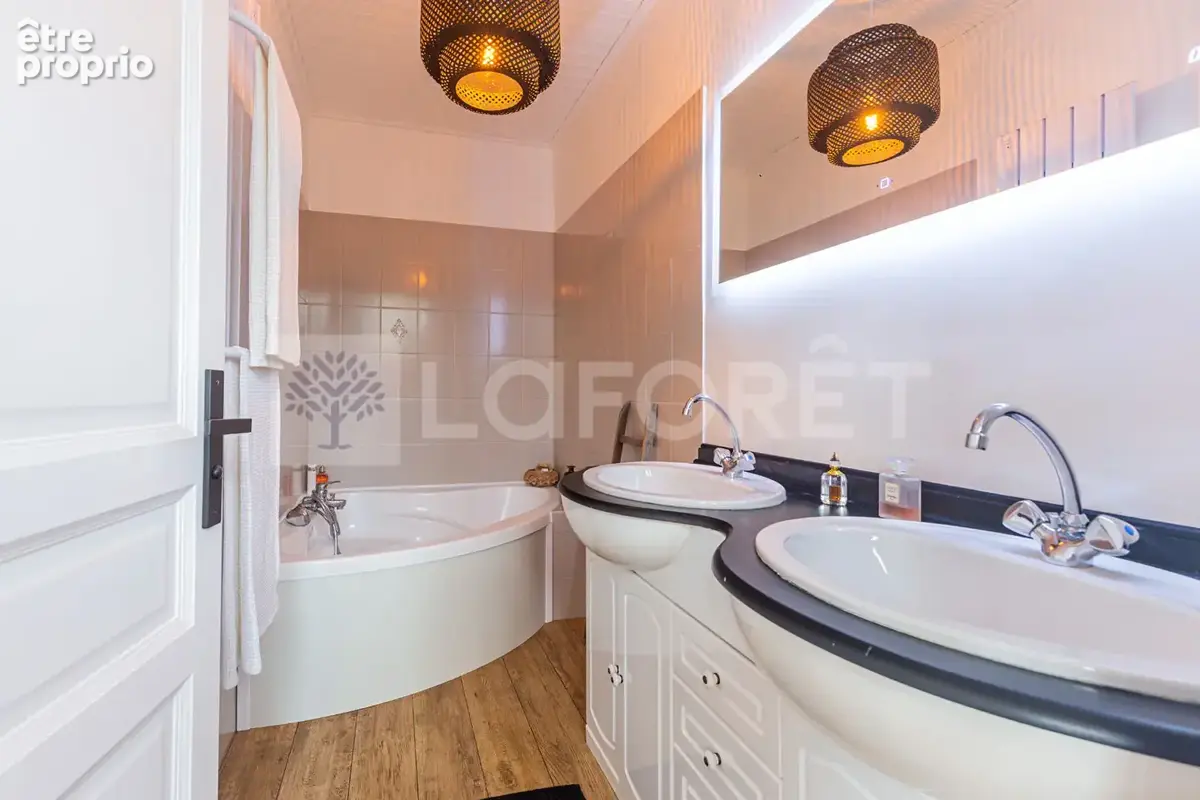 Agence immobiliere laforet - "galanthus" - maison de 136,27m² - terrain de 659m² - garages - piscine - jaccuzzi - dpe d - photo 12