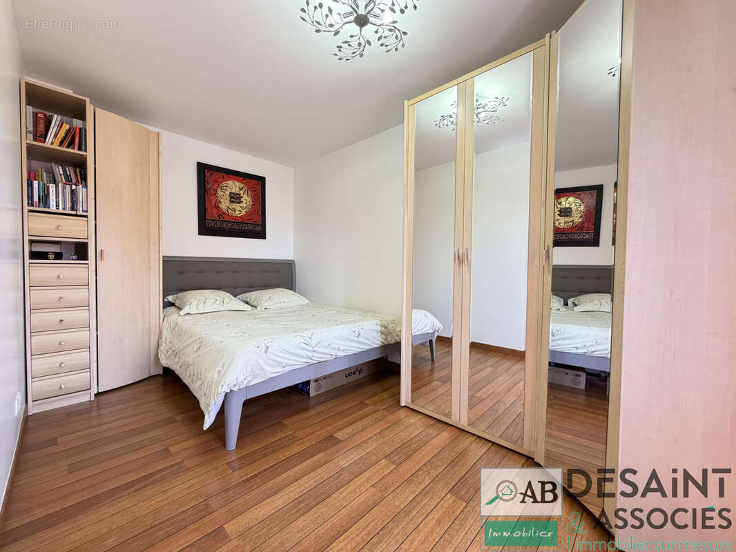 Maison à vendre - 5 chambres - piscine chauffée - Villeneuve Saint Denis - photo 11