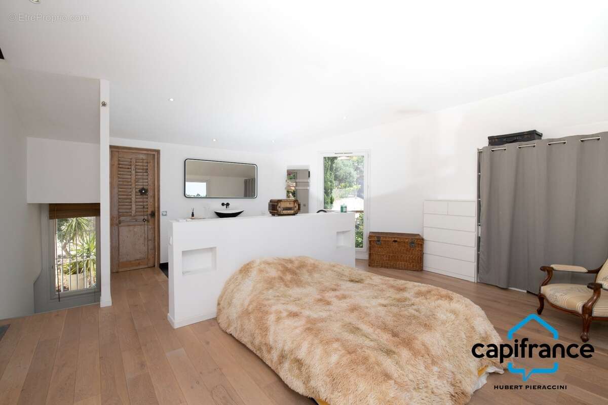 83 Ollioules La Courtine, Maison entierement rénovée avec goût, de 123 m2 (avec un studio) sur 386 m2 stationnement facile - photo 11
