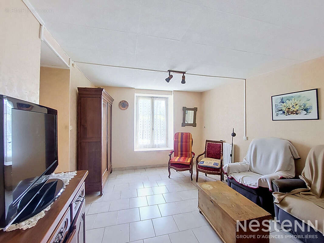 À Vendre Maison en pierre avec jardin, puits et dépendances au coeur du village de Saint-Puy - photo 4