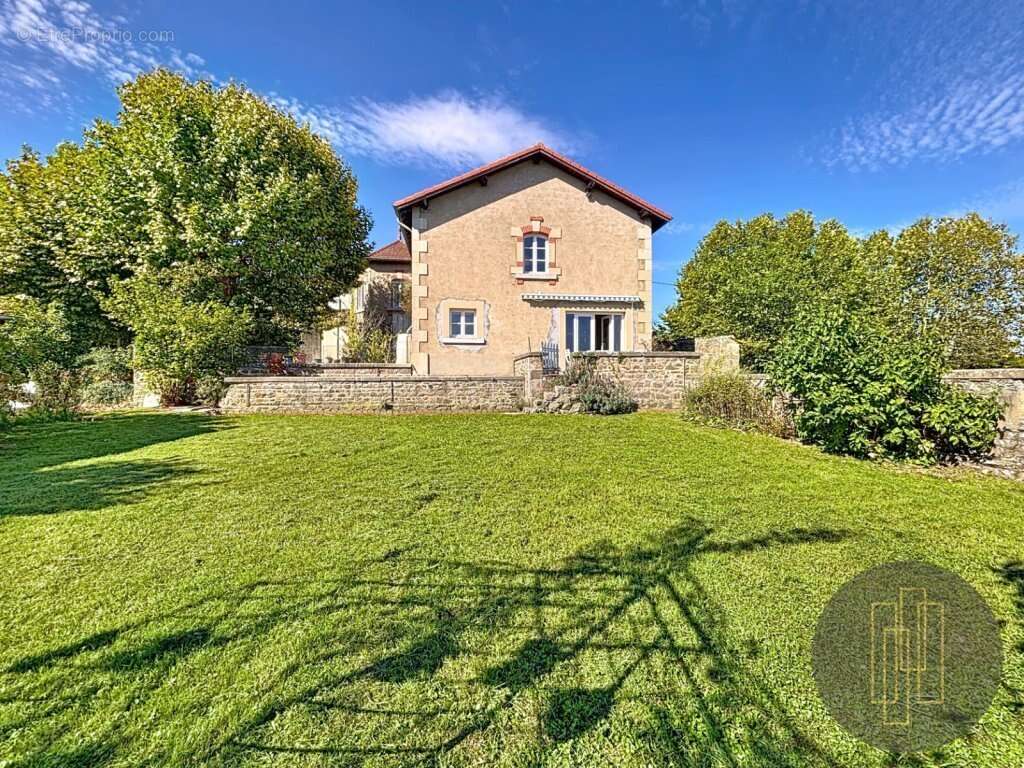 Maison à SAINT-ETIENNE-DES-OULLIERES