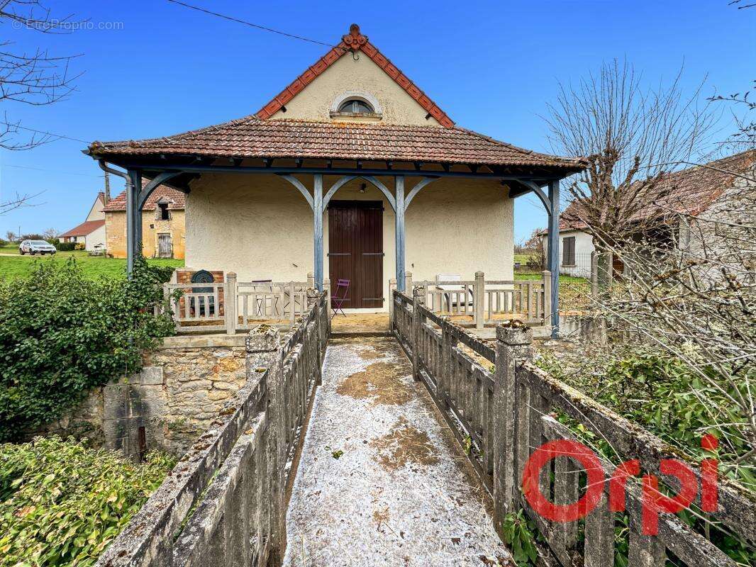 Maison à DUN-SUR-AURON