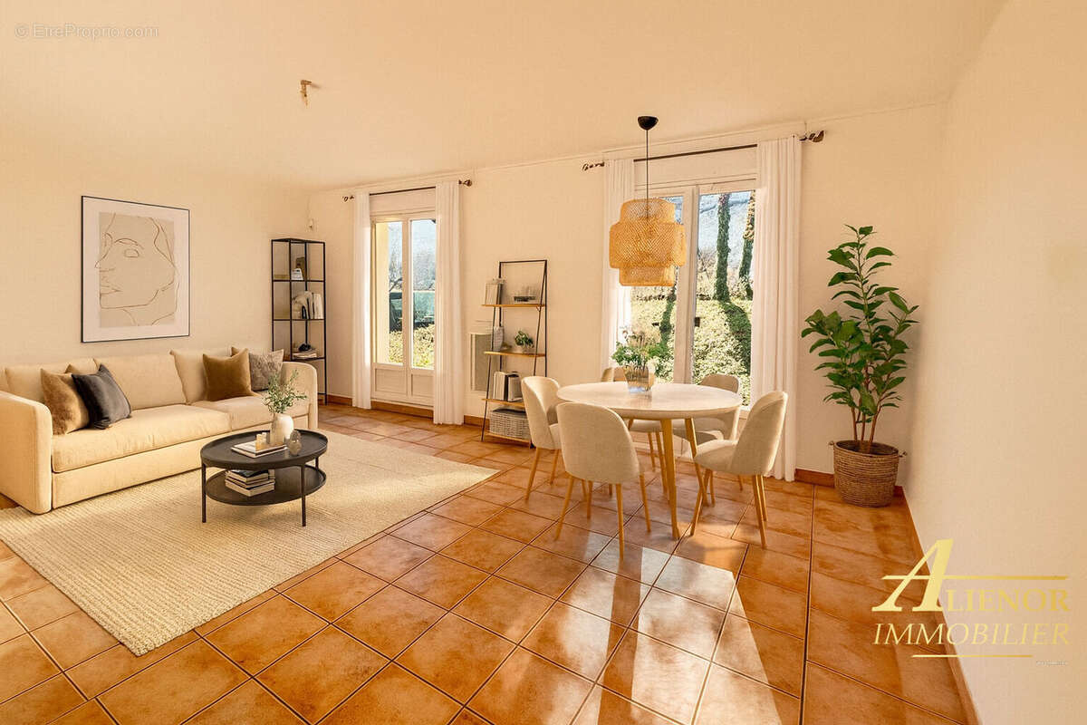 Maison à NOTRE-DAME-DE-SANILHAC