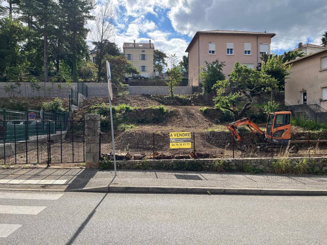   - Terrain à AUBENAS