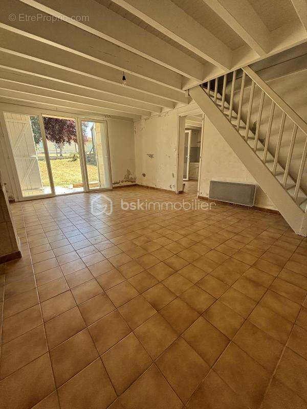 Maison De Caractère en Pierre à rénover De 90m2 -3 Chambres + Bureau - Jardin -Fort Potentiel - photo 2