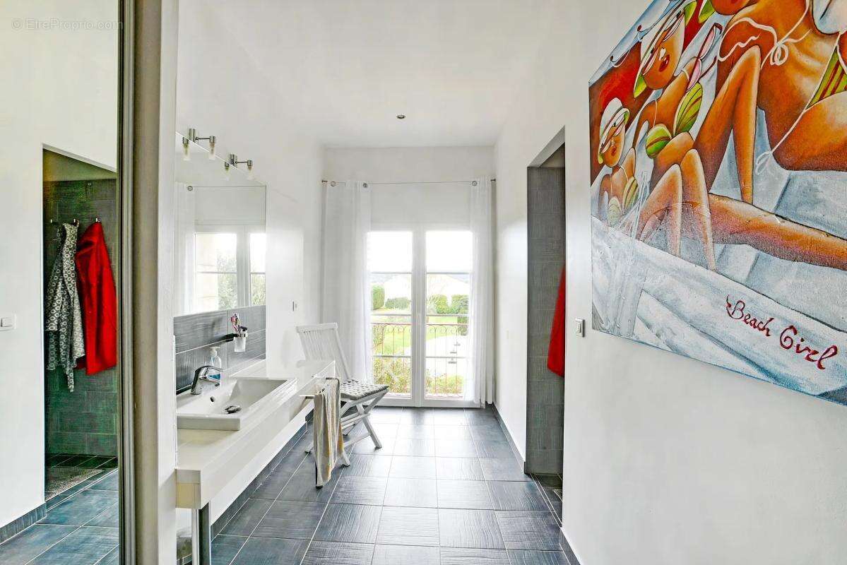 Maison à SAINT-JEAN-DE-MARUEJOLS-ET-AVEJAN