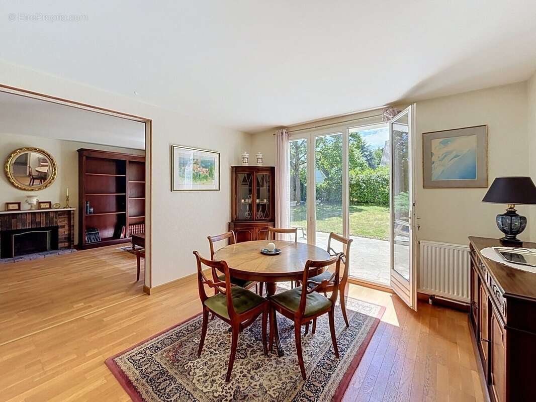 Salle à manger. - Maison à BUC