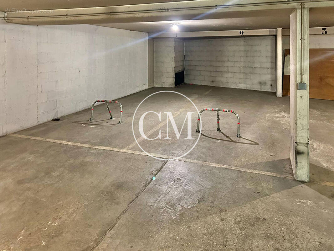 Parking à PARIS-17E
