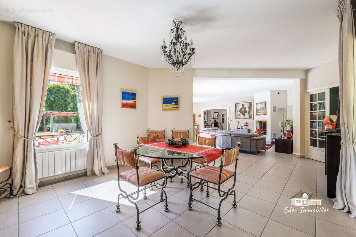 Maison 250 m² à Saint-Sulpice-Et-Cameyrac  - photo 4