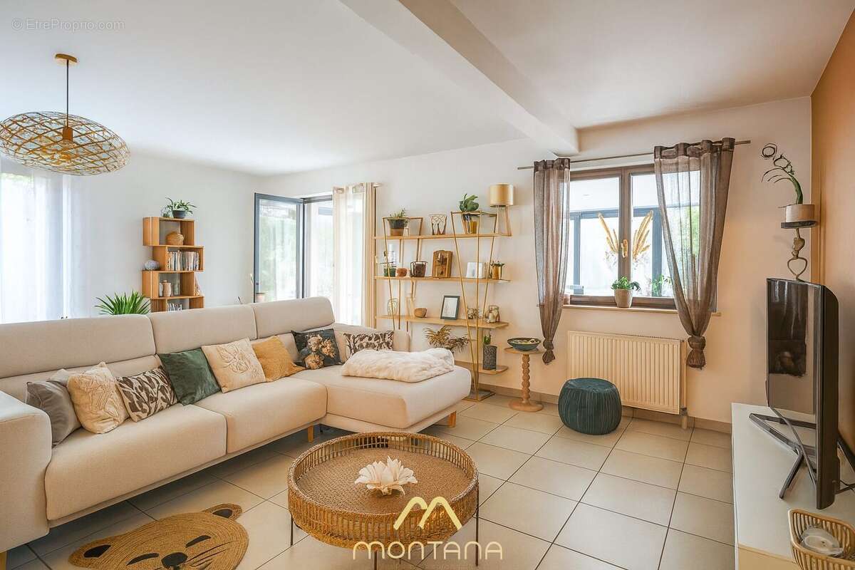 Salon - Maison à LONGEVILLE-LES-SAINT-AVOLD