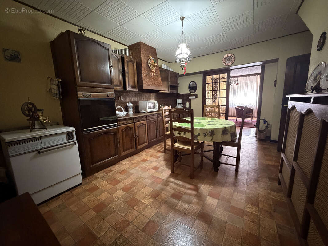 Maison mitoyenne F5 avec grange et dépendances sur 17,26 are - photo 5