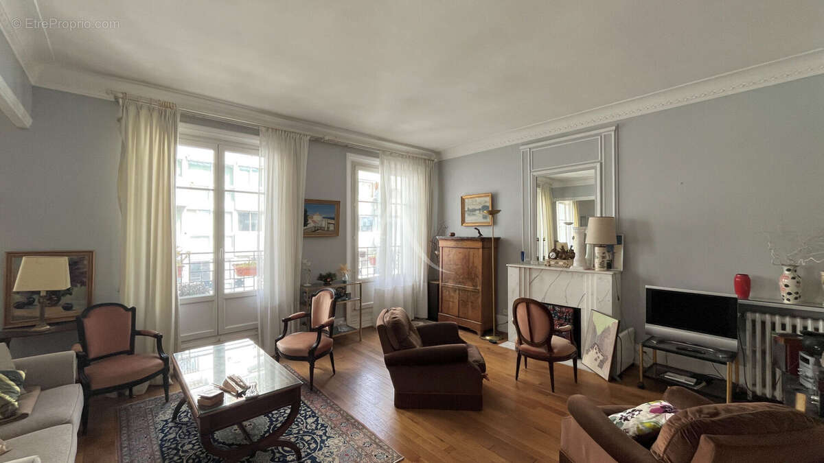 Appartement à PARIS-16E