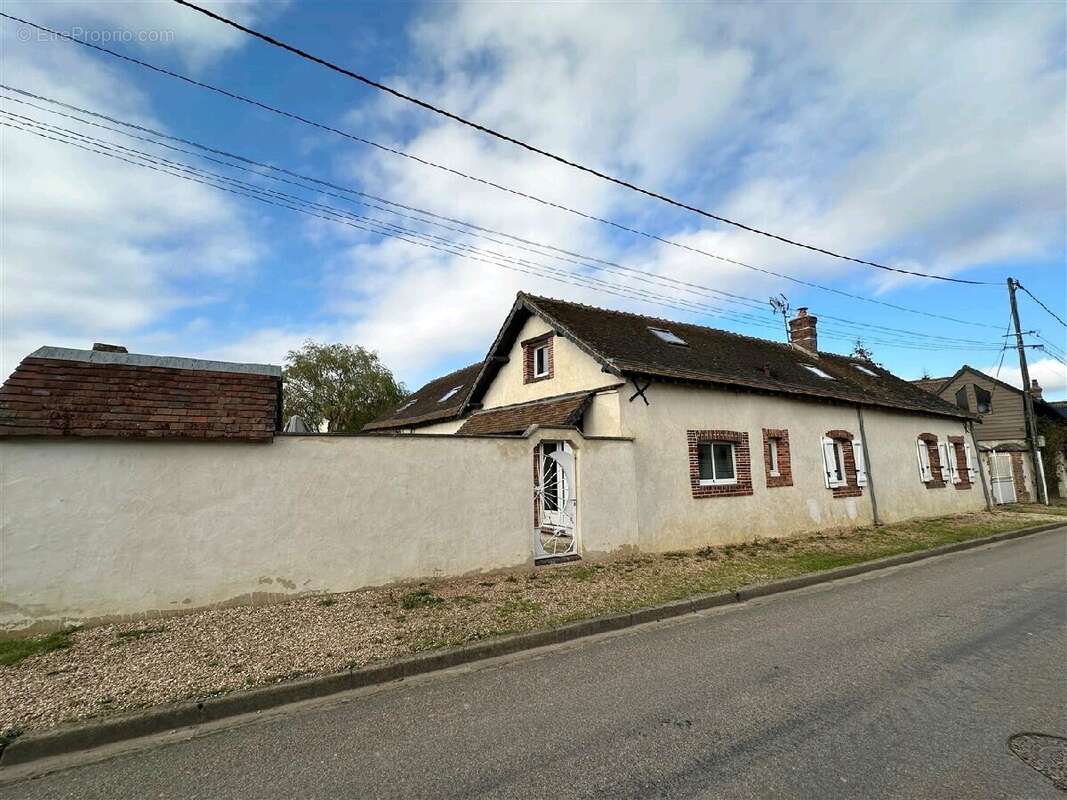 Maison à TREMBLAY-LES-VILLAGES