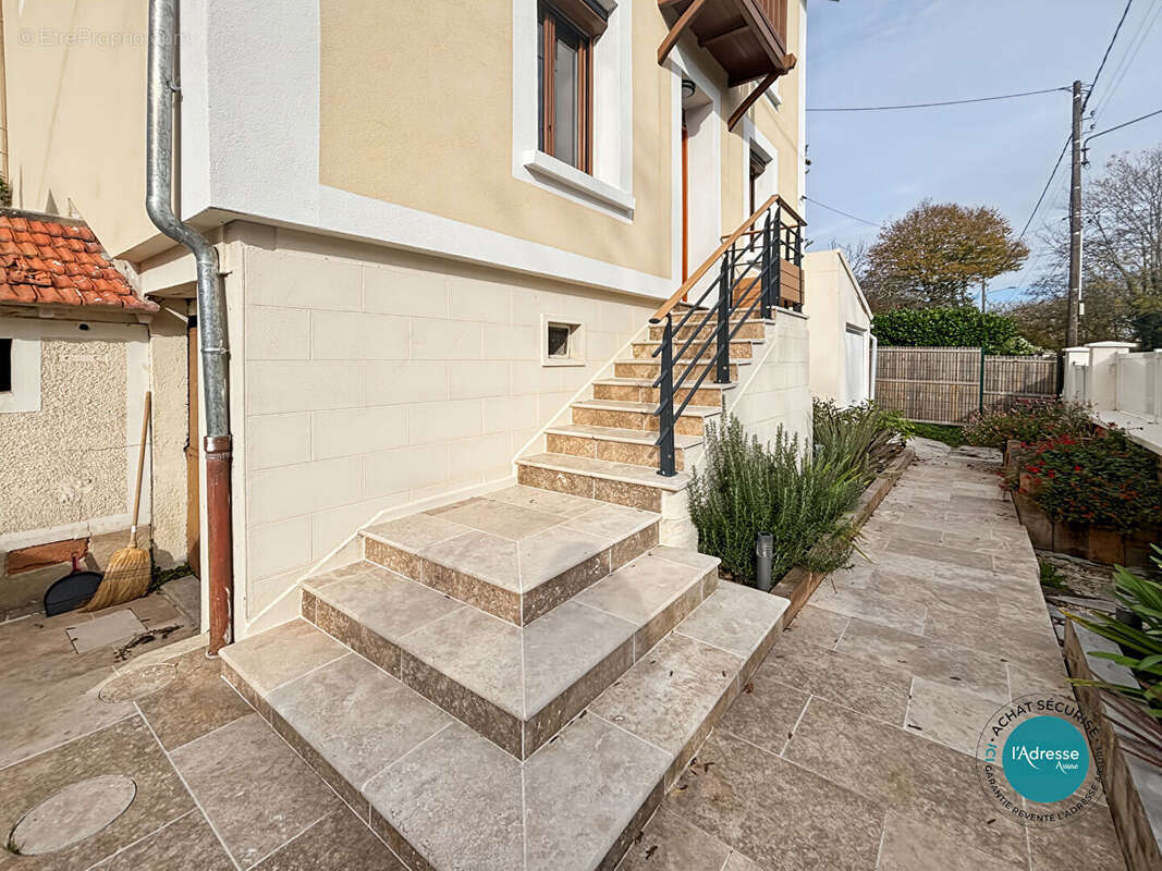 Maison à LE COUDRAY-MONTCEAUX