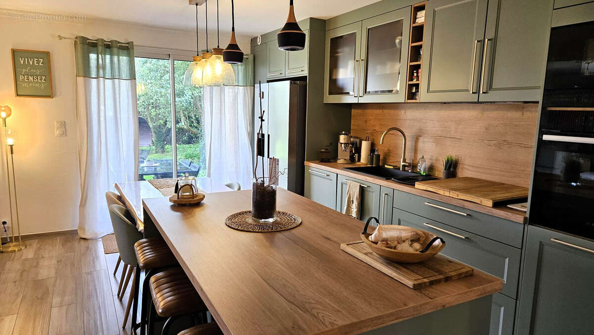 Appartement à PERON