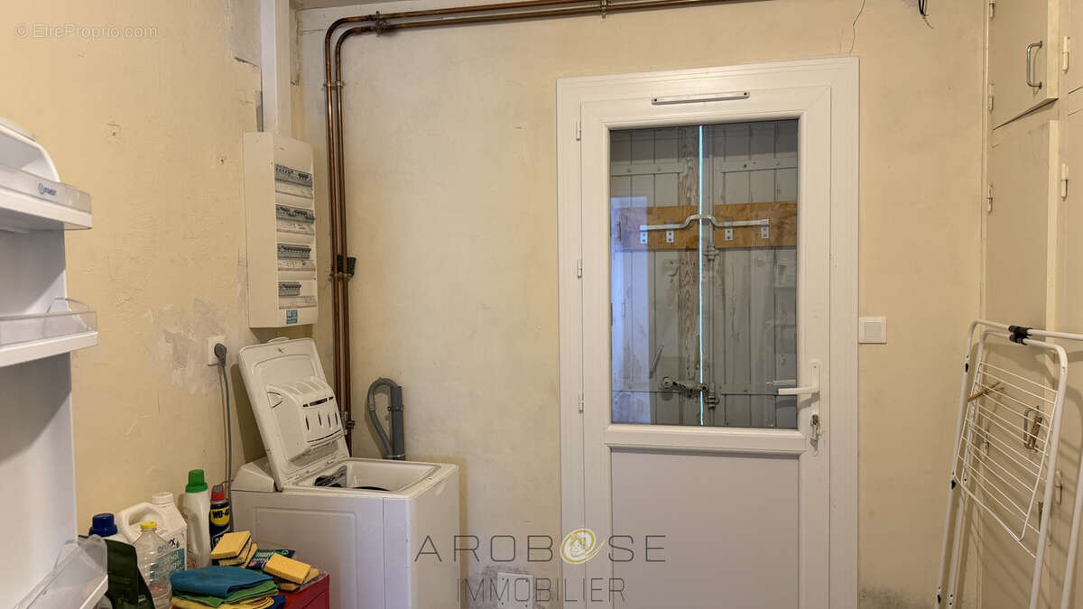 Maison de plain pied avec jardin autour . - photo 11