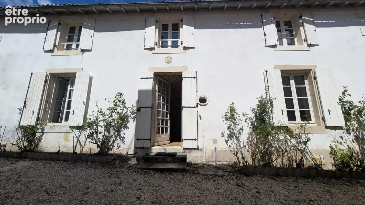 Maison en pierre à rénover à Saint-Gelais  97 m²  2 chambres - photo 3