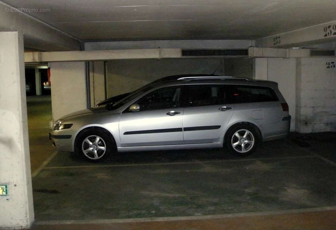 Parking à PARIS-9E