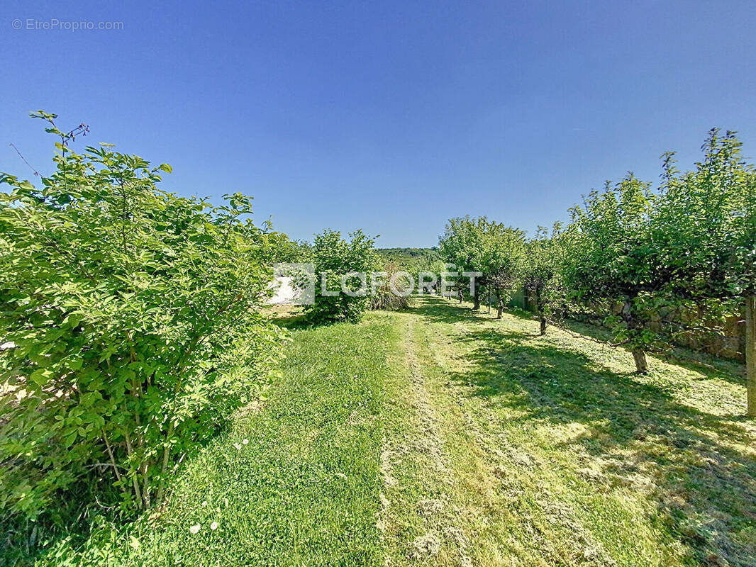 Terrain à MORAINVILLIERS