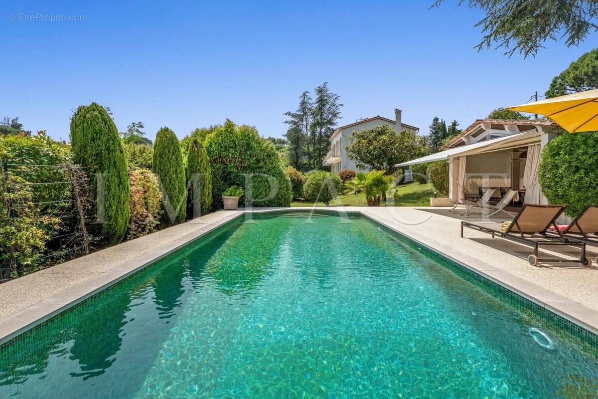 Maison à LA ROQUETTE-SUR-SIAGNE