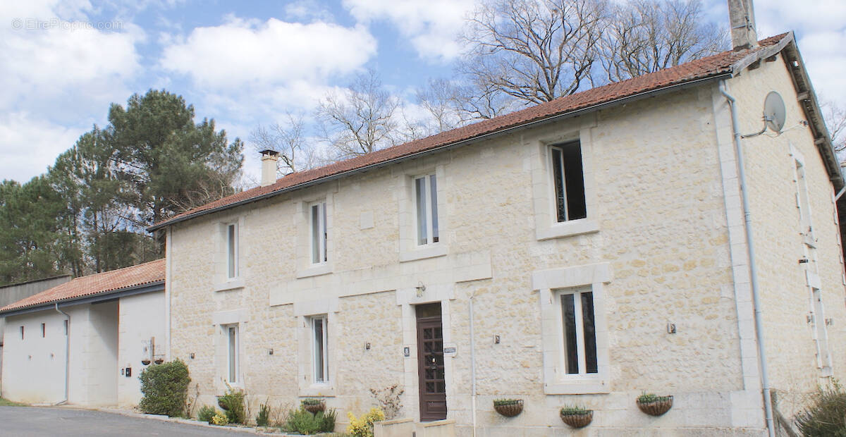 Maison à BAIGNES-SAINTE-RADEGONDE