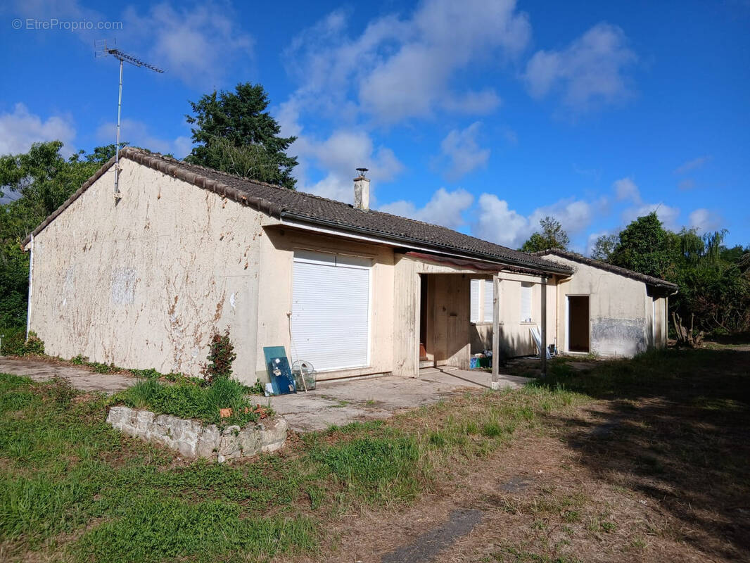 Maison à LES ADJOTS