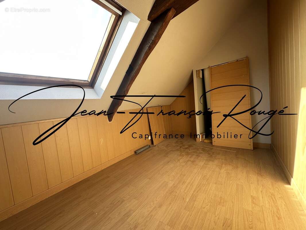 Face à l'église Saint-Pierre, appartement T3 de 72 m², dans une petite copropriété !!! - photo 9
