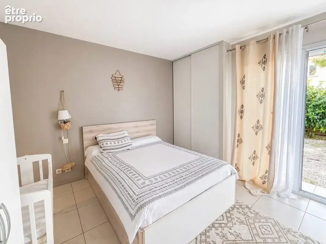 chambre rdc au sud avec salle d'eau